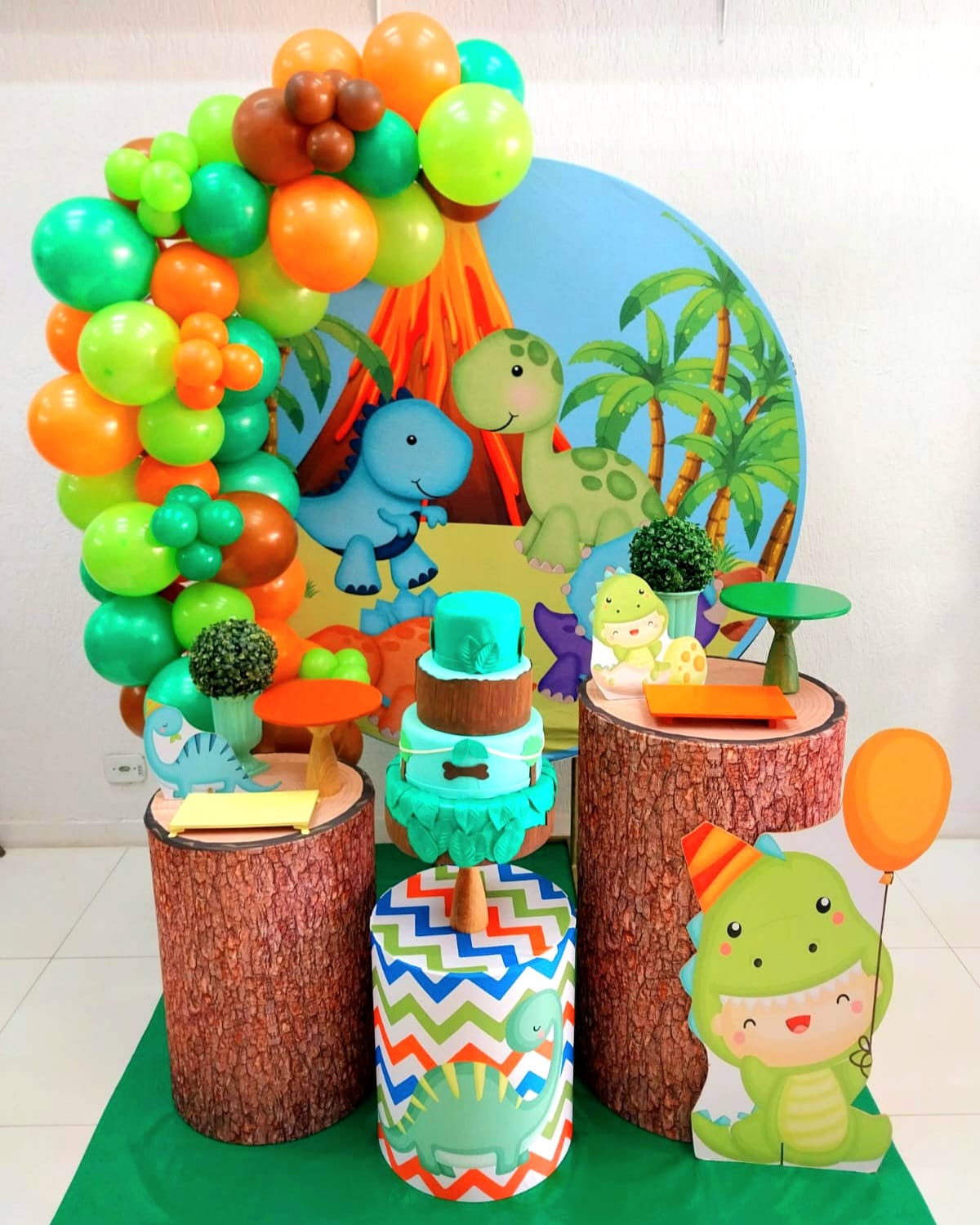 Dinossauro Baby com Arco de Balões Dinossauro Baby com Arco de Balões