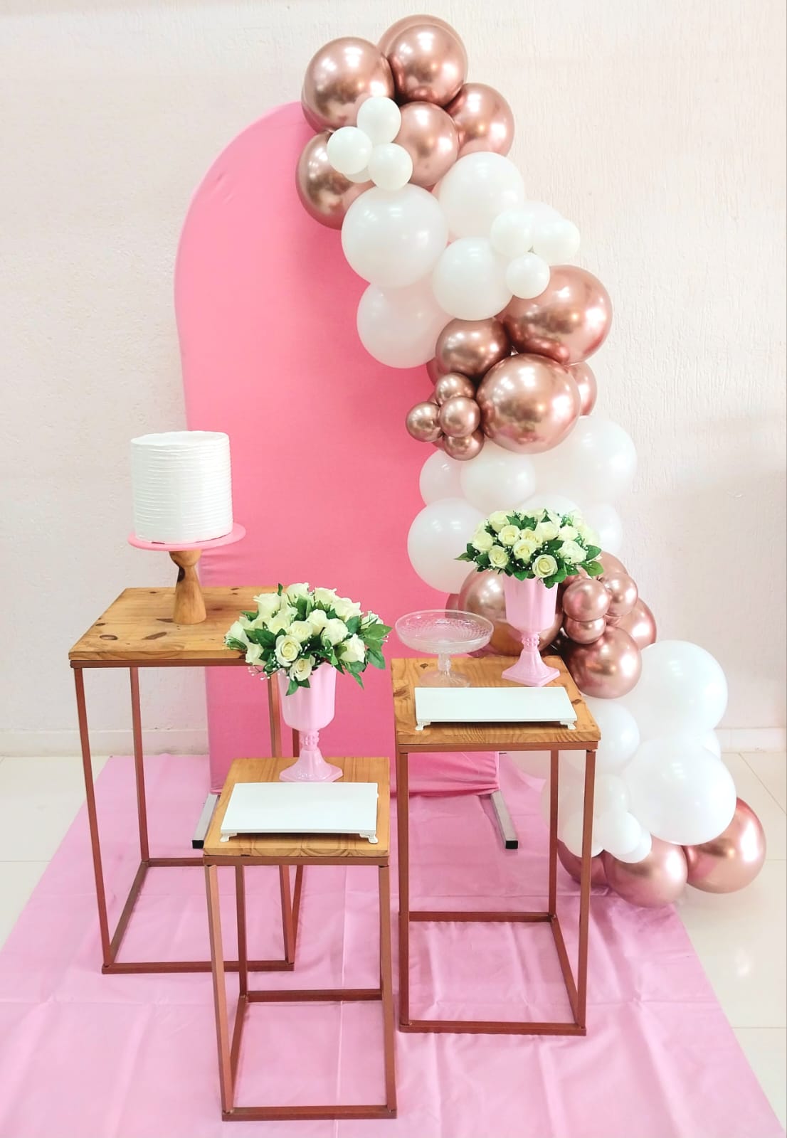 Rosa e Rose com Arco de Balões Rosa e Rose com Arco de Balões
