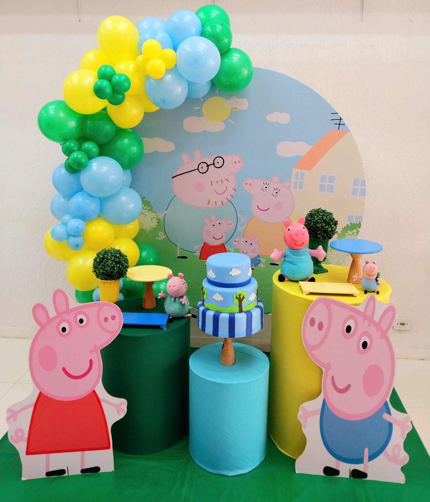 Peppa e George Pig com Arco de Balões Peppa e George Pig com Arco de Balões