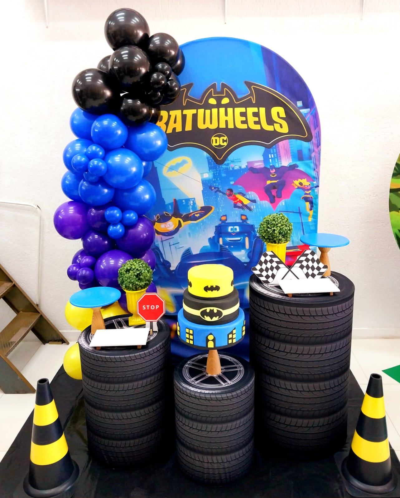 Batwheels com Arco de Balões Batwheels com Arco de Balões